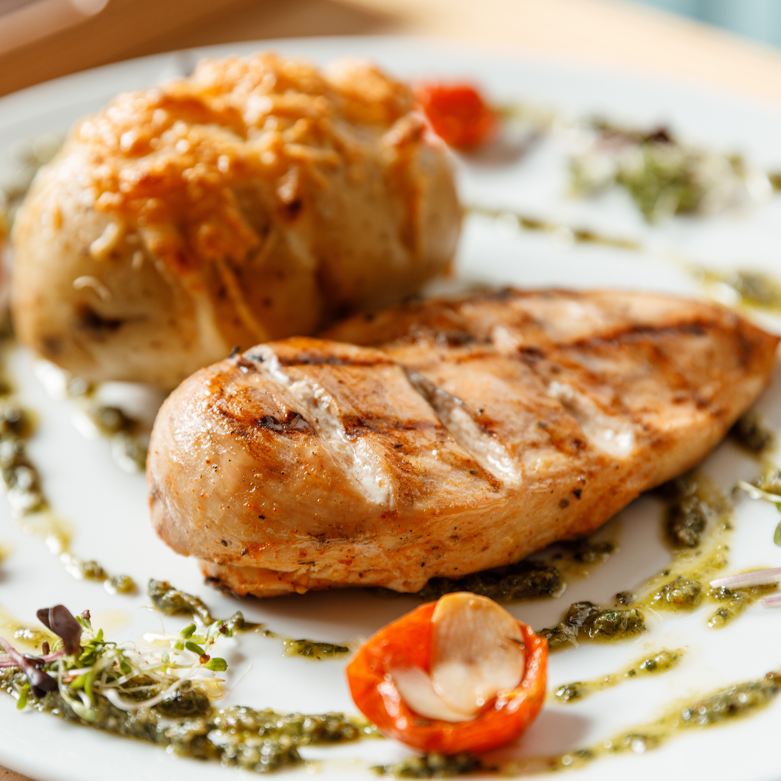 Grilled chicken with baked potato — Food and Restaurant Photography, Brussels